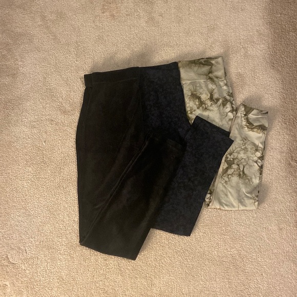 3 leggings. Worn once or twice 3 for $15 or 1 for $5 - Picture 1 of 4
